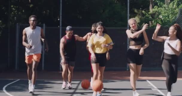 Takım Basketbol Oyuncuları Sahada Koşmak Aktif Olmak Arkadaşlarla Trenle Gençlerle — Stok video