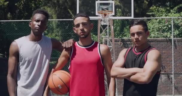 Coéquipiers Joueurs Basket Ball Portrait Tribunal Sérieux Plein Air Avec — Video