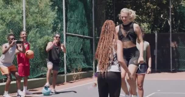Женщины Скакающие Канату Открытом Воздухе Суде Прыгающие Мужчины Сотовым Телефоном — стоковое видео