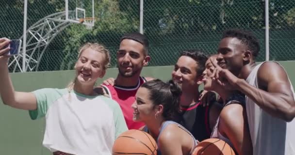 Selfie Cancha Baloncesto Smartphone Exterior Feliz Sonríe Con Amigos Niñas — Vídeo de stock