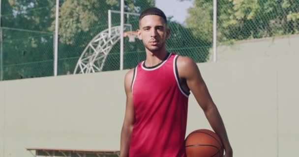 Retrato Serio Hombre Cancha Baloncesto Aire Libre Deportes Ejercicio Verano — Vídeo de stock