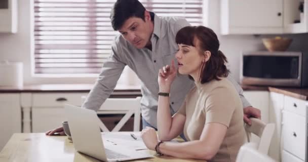 Couple Heureux Ordinateur Portable Documents Finance Planification Assurance Ensemble Dans — Video