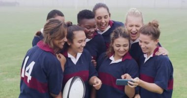 Takım, rugby ve cep telefonu olan kadınlar, spor salonu ve sosyal medya, saha ve komik bağlantıları. Oyuncular, grup ve kızlar akıllı telefon, mizah ve internet ile gülme, gülümseme ve egzersiz ile.