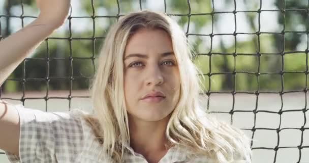 Pista Tenis Aire Libre Mujer Con Sol Cara Calma Con — Vídeos de Stock