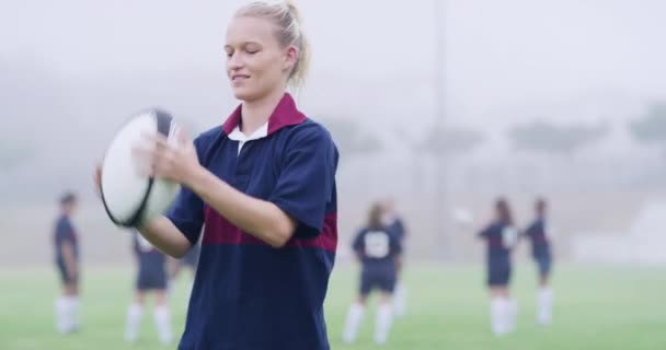 Cara Bola Rugby Com Mulher Sorriso Campo Com Fitness Exercício — Vídeo de Stock