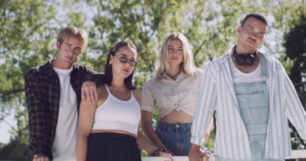 Portret Grup Prieteni Cool Parc Modă Stil Identitate Cultură Tineret — Videoclip de stoc