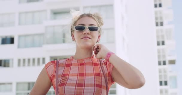 Femme Lunettes Soleil Mode Ville Été Urbain Streetwear Avec Esthétique — Video