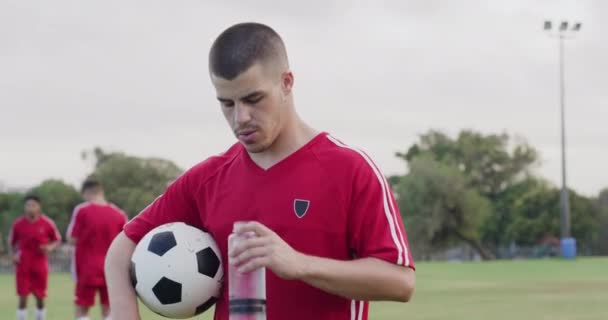 Voetbal Bal Speler Drinken Water Het Veld Voor Spel Oefenwedstrijd — Stockvideo