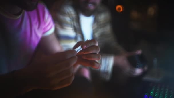 Mannen Rollende Marihuana Joint Huis Cannabis Ontspannen Met Wiet Roken — Stockvideo