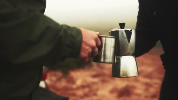 Мужчины Друзья Наливая Кофе Походы Напитками Крупном Плане Перерыв Открытом — стоковое видео