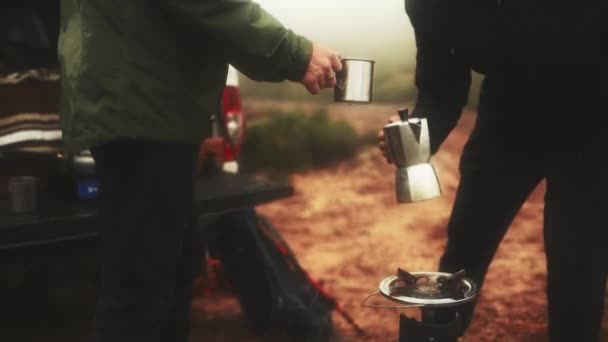 冒険のための人々 コーヒーおよび屋外 風の強い天候および道の旅行は親友 休日および手として 飲み物 暖かい飲み物 探検家 ジャケット 自然の中で一緒に旅行するためのカフェイン — ストック動画