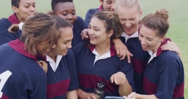 Equipe Esportes Mulheres Com Smartphone Fitness Conexão Com Mídias Sociais — Vídeo de Stock