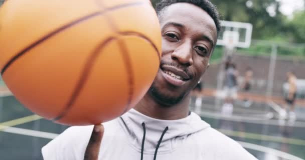 Černoch Spinning Basketbal Nebo Tvář Pro Radost Pro Fitness Cvičení — Stock video