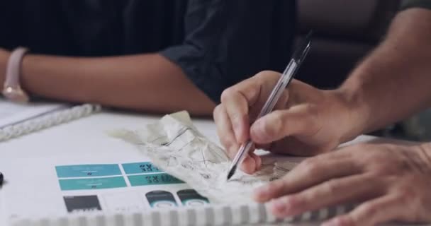 Handen Schrijven Mensen Brainstormen Met Notitie Tafel Voor Probleemoplossing Oplossing — Stockvideo