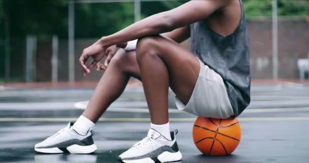 Uomo Africano All Aperto Seduto Sul Campo Basket Con Visione — Video Stock