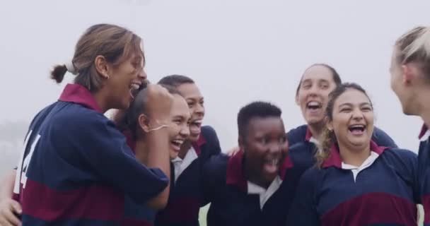 橄榄球 球队和女人们在赛场上嘲笑比赛 比赛或在俱乐部里挤成一团 健身和女朋友 她们都有快乐的动机一起运动 锻炼和在球场上训练 — 图库视频影像