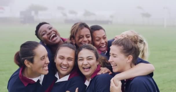 橄榄球 运动和快乐的女队 拥抱和欢笑在户外场地上 人与人之间的联系 团结或对团队合作的信心 团结以及对竞争和实践的积极态度 — 图库视频影像