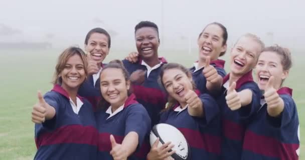 Rugby Kciuki Góry Portret Szczęśliwych Kobiet Piłką Boisku Grze Klubie — Wideo stockowe