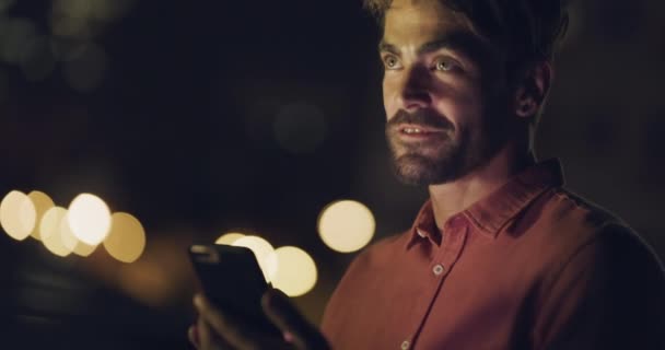 Gece Telefon Düşünen Adamın Daktilo Okuma Mesaj Yazma Sosyal Kullanıcısı — Stok video