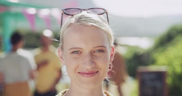 Mujer Aire Libre Sonrisa Cara Camión Comida Relajarse Las Vacaciones — Vídeo de stock