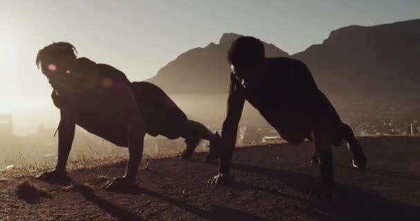 Мужчины Друзья Толкание Ядра Восходе Солнца Открытом Воздухе Городе Фоне — стоковое видео