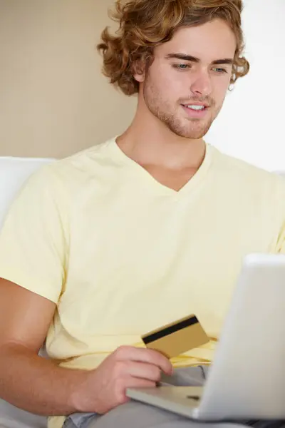 Młody Człowiek Karta Kredytowa Laptop Zakupów Online Płatności Fintech Pieniądze — Zdjęcie stockowe