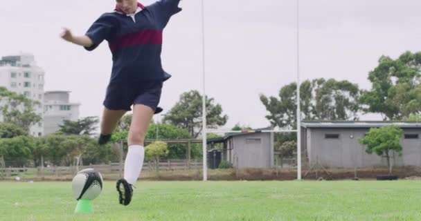 Rugby Kick Und Frau Mit Ball Auf Rasen Bei Spiel — Stockvideo