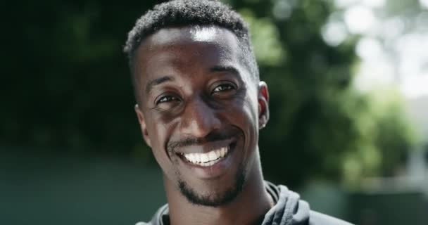 Afrikalı Bir Adam Spor Spor Spor Sağlık Için Parktaki Yüzü — Stok video