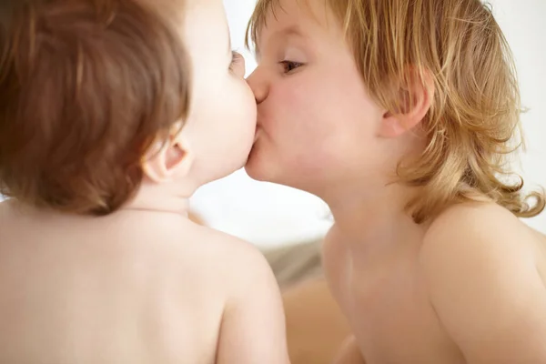 赤ちゃんの兄弟は または子供の発達のために自分の家でクローズアップキスします 子供と一緒に または彼の兄弟と一緒に彼らのアパートのベッドルームで結ばれる — ストック写真