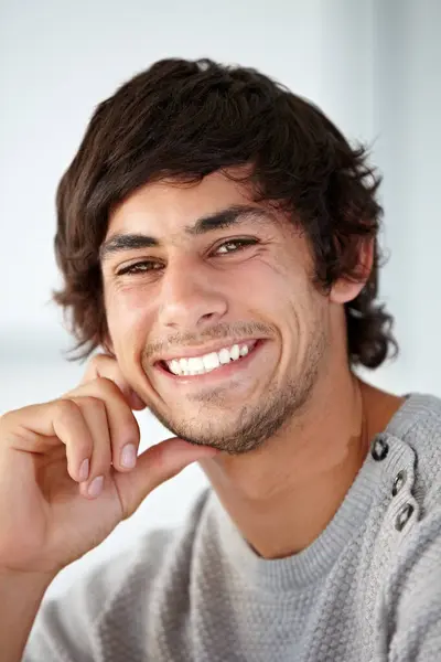 Glimlach Portret Jongeman Kantoor Met Een Positieve Goede Zelfverzekerde Houding — Stockfoto