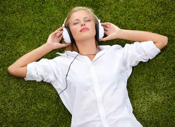 Vrouw Ontspan Gras Luister Naar Muziek Met Audio Streaming Service — Stockfoto