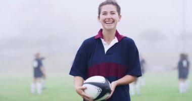 Rugby, spor ve kadın ya da yüz, oyuncu ve lider ya da açık alanda eğitime hazır. Mutlu sporcu, spor ve yarışma pratiği veya gülümseme, güven ve uygunluk veya portrede gurur.