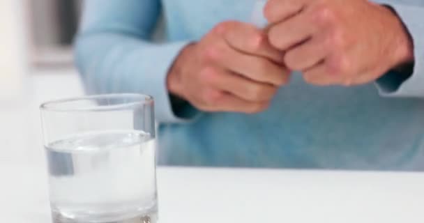 Manos Hombre Píldoras Agua Medicinas Medicamentos Casa Casa Para Bienestar — Vídeo de stock