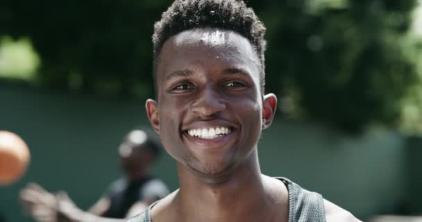 Hombre Africano Rostro Sonrisa Cancha Baloncesto Por Deporte Fitness Salud — Vídeos de Stock