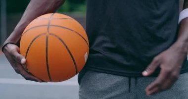 Basketbolcu, top ve sahada elleri, profesyonel yeteneği ve performansı olan bir sporcu. Siyah adam, fitness ve şampiyon açık havada maç sezonu için antrenman ve antrenman yapıyor..
