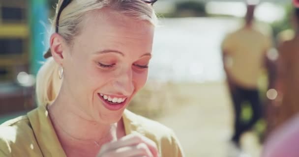 Femme Heureux Manger Crème Glacée Plein Air Liberté Conversation Des — Video