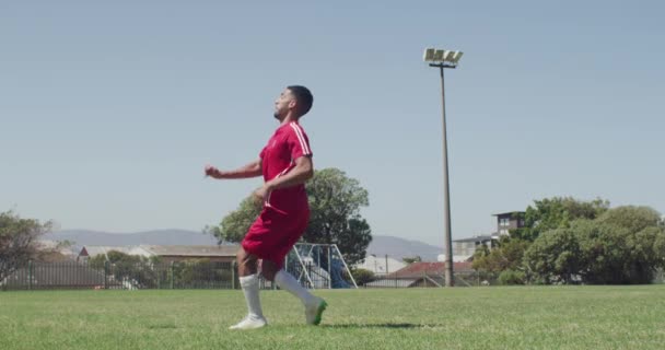 Fútbol Patear Jugar Con Pelota Campo Para Juego Partido Práctica — Vídeos de Stock