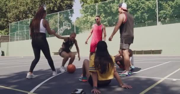 Tým Basketbalisté Hraví Dvoře Tanec Šťastný Přáteli Muži Ženami Energie — Stock video
