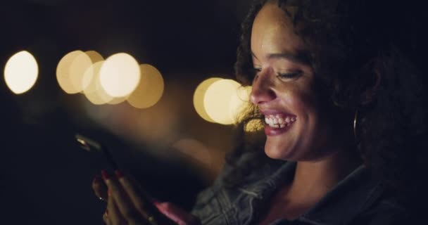 Gece Yüzü Telefon Mutlu Kadın Okuma Yazma Mesaj Yazma Sosyal — Stok video