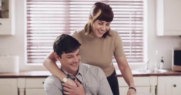 Couple Câlin Détente Par Ordinateur Portable Sourire Investissement Connexion Sur — Video