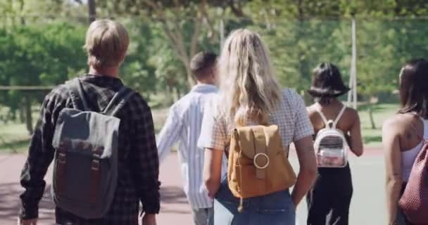 Σακίδιο Πλάτης Φίλοι Και Φοιτητές Που Περπατούν Στο Πάρκο Καλοκαίρι — Αρχείο Βίντεο