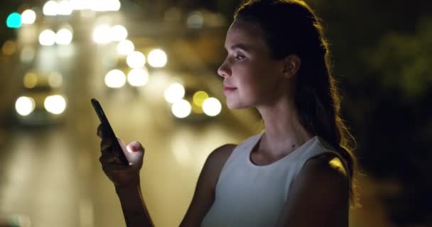 微笑和快乐的女人在阳台上的夜晚社交媒体 聊天或交流与城市的观点 智能手机 应用程序和女性在屋顶上在线搜索文本 网络或滚动 — 图库视频影像