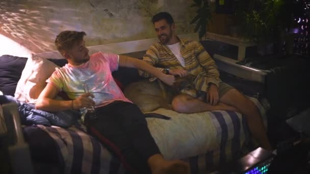 Hombre Amigos Perro Relajarse Por Noche Porche Aire Libre Sofá — Vídeos de Stock