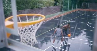 Basketbolcu, fitness, skorer ve profesyonel performans ile sahada smaç basıyor. Siyahi adam, gol ve galibiyet maçı sahada, sporda ve havada atlama hassasiyetinde..