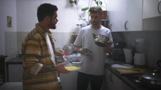 Kahvaltı Temizlik Arkadaşlar Sabah Işleri Için Evlerinin Mutfağında Beraberler Arkadaşı — Stok video