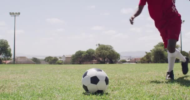Спортсмен Трава Або Ноги Штовхають Футбольний Тренувальну Гру Тренують Тренування — стокове відео