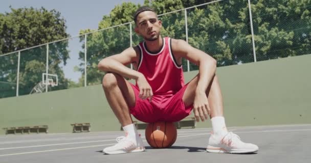 Retrato Serio Hombre Baloncesto Aire Libre Deportes Sentarse Cancha Verano — Vídeo de stock