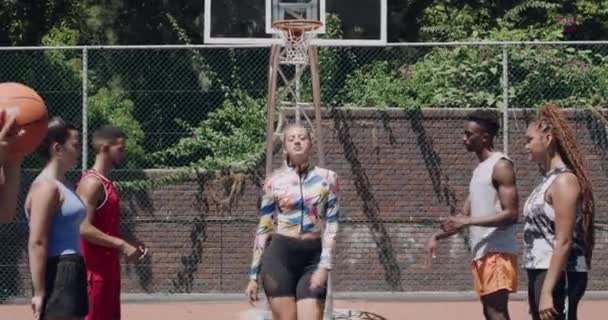 Жінка Баскетболістка Ходьба Суді Обличчям Серйозні Товариші Команді Енергія Спорт — стокове відео
