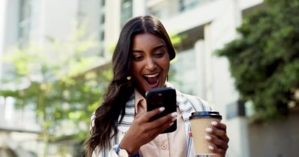 Vrouw Bedrijf Mobiele Telefoon Koffie Opgewonden Als Werk Gelegenheid Sollicitatie — Stockvideo
