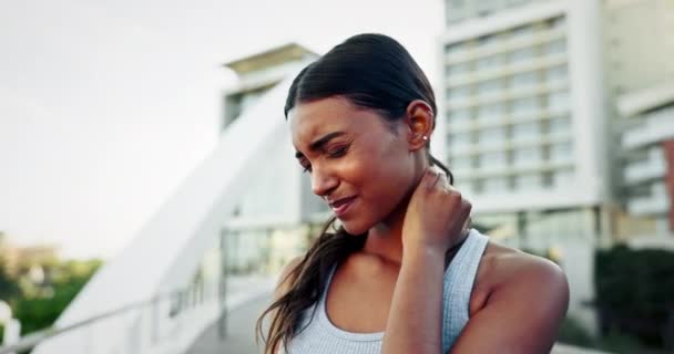 Kadın Boyun Ağrısı Kazara Vücut Çalışmasından Şehirde Koşu Egzersizinden Dolayı — Stok video